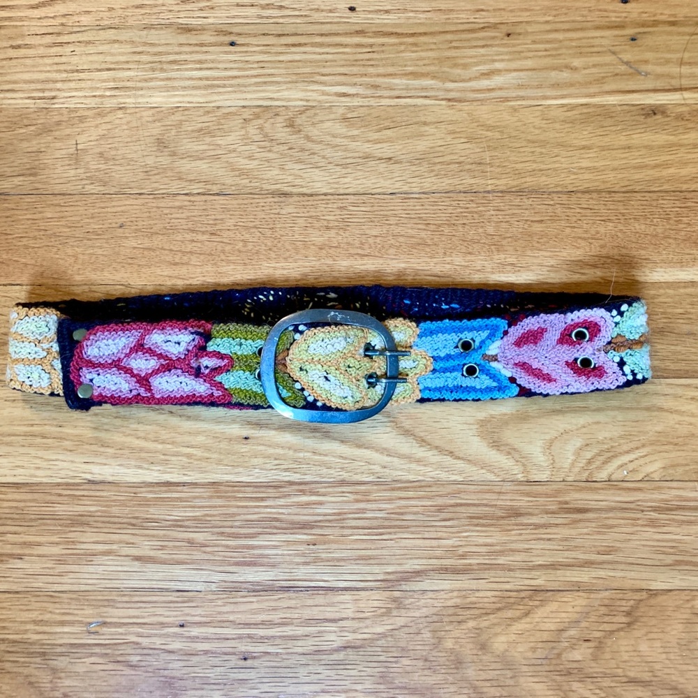 Pistil embroidered wool belt